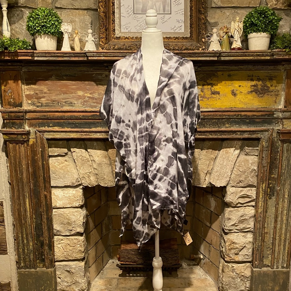 NWT Black and white tie dye kimono!